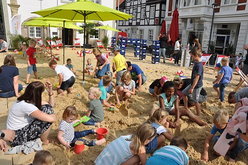 Der Stadtstrand Brakel ist bei den Kindern besonders beliebt. Aber auch für Erwachsene hat das Programm etwas zu bieten, zum Beispiel eine Beach Bar. - © Helga Krooß