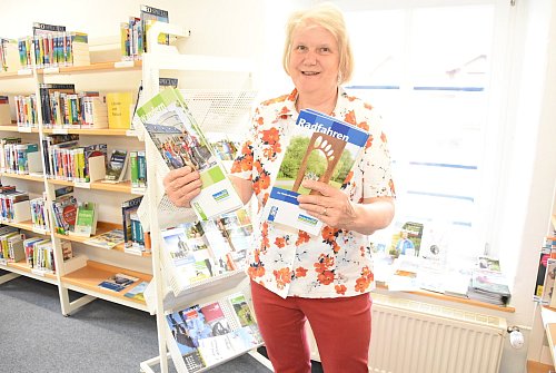 Tipps für Trips: Elisabeth Dieding vom Team der Stadtbibliothek Werther hat eine Menge Infomaterial zusammengetragen. - © Kerstin Spieker, HK