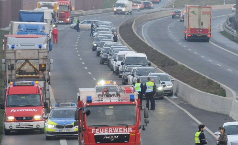 Lkw Kippt Um Vollsperrung Bei Paderborn Auch A33 Betroffen Haller Kreisblatt Region
