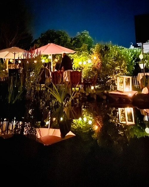 Zu Mittsommer im Juni laden die Halstenbergs Freunde in ihren Garten ein - so richtig romantisch wird's mit Einbruch der Dunkelheit. - © Lore Halstenberg