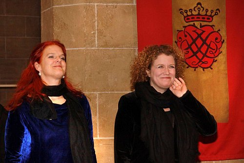 Bad im Beifall: Sopranistin Tanya Aspelmeier, Sopran (links) und Altistin Anne Bierwirth freuen sich über den Applaus. - © Edwin Rekate