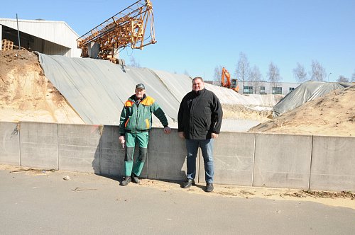 Raiffeisen Halle Warenhandel GmbH & Co. KG

Bau einer neuen Siloanlage

Lagermeister Eckard Wacker und Geschäftsführer Ulf Kortepeter (rechts)

19.03.2018 - © Rolf Uhlemeier