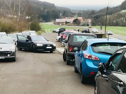 Der Parkplatz am Haus Ascheloh war schon am Samstag überfüllt. Am Sonntag, bei Schnee, standen die parkenden Autos sogar bis zum Kreisel. - © Herbert Gontek