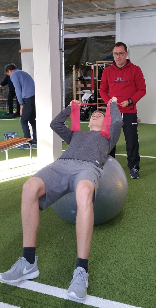 Neue Aufgabe: Hagen Hessenkämper beim Fitnesstraining mit GCTW-Spieler Tom Wiese. - © privat