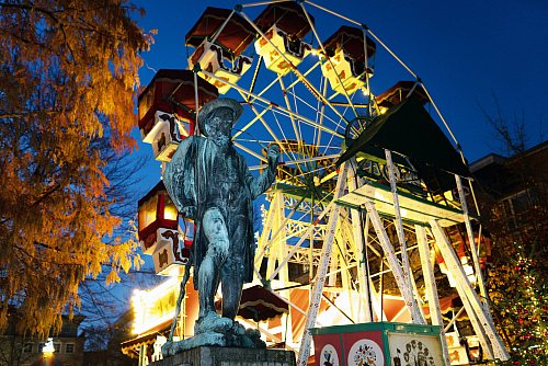 Neben dem Leineweber-Denkmal im Altstädter Kirchpark lädt das nostalgische Riesenrad zu einer Fahrt ein. - © Mia Strecker/Stadtmarketing Bielefeld