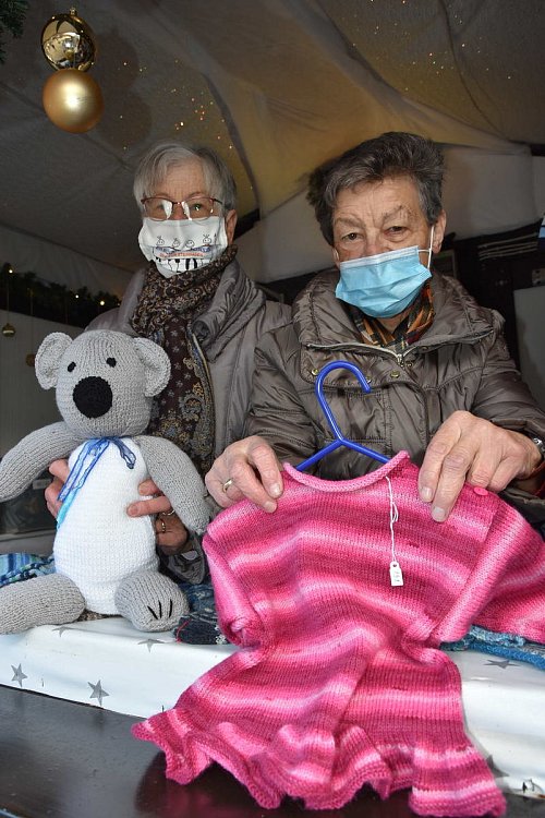 Lore Sardowski (links) und Ursula Dietzold verkauften für den Steinhagener Heimatverein Selbstgestricktes. - © Birgit.Nolte