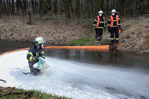 Der Bach musste an mehreren STellen vom Diesel gereinigt werden. Ölsperren wurden zu Wasser gelassen. - © Andreas Eickhoff