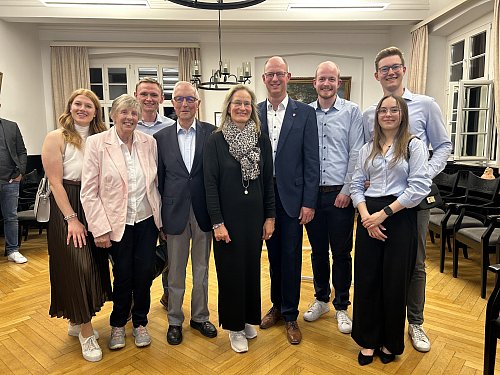 Tochter Carolin (v.l.) und ihr Freund Timon Weinreich (dritter von links), Mutter Helga, Vater Reinhard, Ehefrau Sonja, Sohn Christian (dritter von rechts), Sohn Manuel und Freundin Ausma Kobusch gratulierten Thomas Tappe (vierter von rechts) zum Wahlsieg. - © Tobias Barrelmeyer