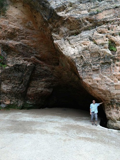 Um die Gutmannshöhle im lettischen Sigulda am Ufer der Gauja ranken sich allerlei Geschichten und Legenden. - © privat
