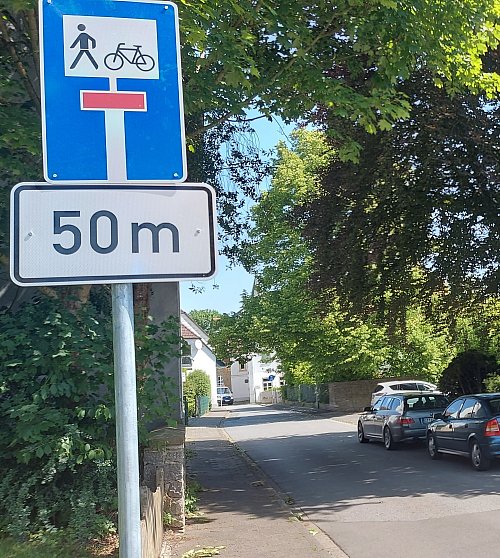 Wer von der Dr.-Wilhelm-Upmeyer-Straße in die Finkenau fährt, sieht das Sackgassenschild. Nur bis zum Volksbankparkplatz darf man fahren. - © Claus Meyer