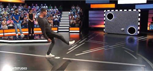 Mitch Kniat versenkt den Ball beim Torwandschießen. Er trifft einmal, seine Gegner Anna Elendt und Hassan Ali Aldemir (im Hintergrund) gehen leer aus. - © Screenshot NW