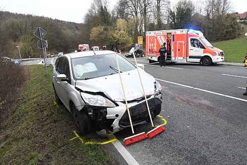 Der Ford hat Schäden im Frontbereich. Der Fahrer wurde leicht verletzt. - © Andreas Eickhoff