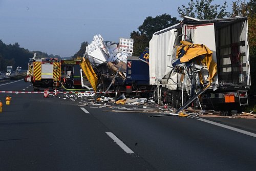 24. September 2019: Zwei LKW sind auf der Autobahn 2 ineinandergekracht.Den hinteren steuerte Fußballer Vidoje Matic. Foto: Andreas Eickhoff - © Andreas Eickhoff