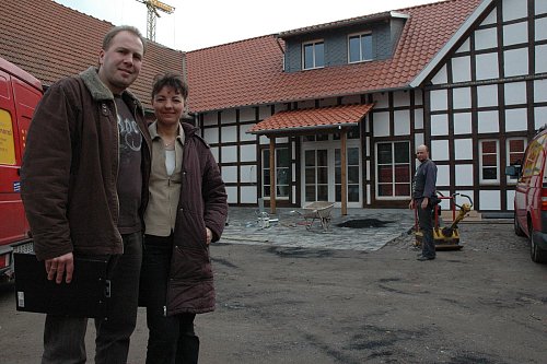 Alexandra und Peter Krebs 2007 bei einer Baustellenbesichtigung vor dem umgebauten Hof Niederwahrenbrock. - © Juergen Wohlgemuth