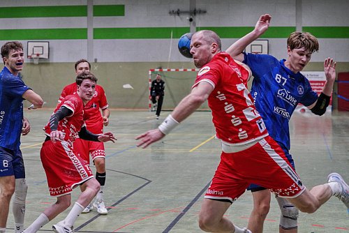 Neun Tore in der zweiten Halbzeit: Silvan Tarner brachte die TG Hörste in der Sporthalle Masch in Halle ins Spiel zurück - © Gunnar Feicht