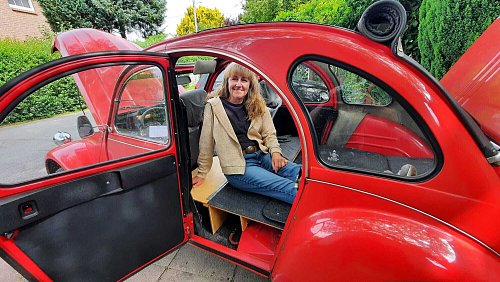 Heike Hoffmann fährt ihre "Ente" Citroen 2CV seit mehr als 30 Jahren. - © Jonas Damme