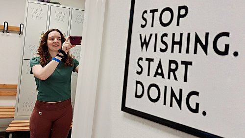 Redakteurin Melanie Wigger findet in der Umkleide inspirierende Worte. Hilft ihr das? - © Melanie Wigger