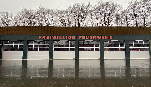 Das Feuerwehrgerätehaus des Löschzugs Steinhagen ist über 50 Jahre alt und inzwischen zu klein. - © Frank Jasper