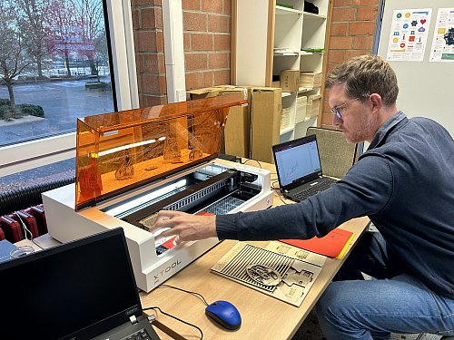 Matthias Geukes stellt den Laser-Cutter ein. Damit wird im Handumdrehen Weihnachtsdekoration ausgeschnitten, bei der eine Schere nicht ausreicht. - © Tobias Barrelmeyer