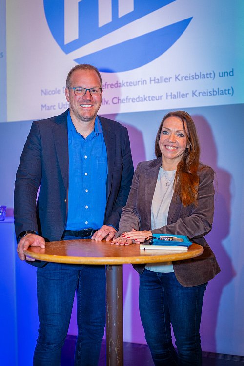 Podiumsdiskussion in der Remise: Redaktionsleiterin Nicole Donath und stellvertretender Redaktionsleiter Marc Uthmann führten durch den Abend. - © Nico_Seifert