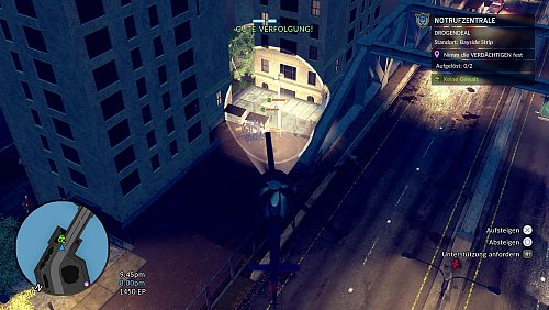 Scheinwerfer auf die Lemminge: Vor einer Mülltonne verrennen sich unsere Polizeikollegen bei dem Versuch, zwei Gangster zu verhaften, die seit Minuten ergeben im Innenhof verharren. - © Fallen Tree Games