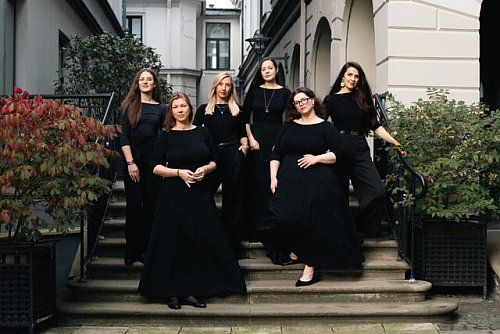 Die Gesangsgruppe ERA aus Valmira hat ihren Auftritt in der Steinhagener Dorfkirche am Samstagabend. - © ERA
