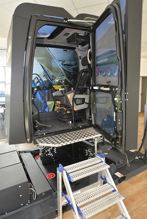 Mit dem von Hagedorn mitentwickelten Vollkabinen 3-D Abbruchbaggersimulator hat ein neues Zeitalter der praktischen Maschinenführer-Ausbildung begonnen. - © Jens Dünhölter