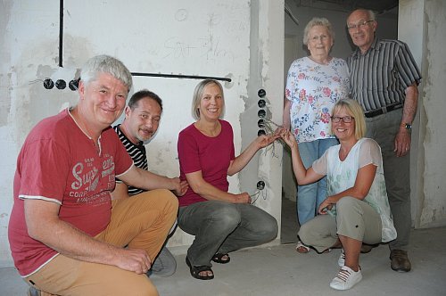 Abgehängt vom Netz: Juliane Schütte, Matthias Hoffmeier, Pirjo Schack-Hoffmeier, Wolfgang Märländer, Melanie Märländer, Manfred Schütte (von links) - © Marc Uthmann