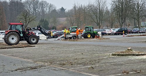 Auf dem Mitarbeiterparkplatz P2, der größeren der beiden Parkflächen an der Margarethe-Windthorst-Straße, finden derzeit Vorbereitungen für den Bau der PV-Anlage statt. - © Uwe Pollmeier