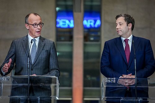 Friedrich Merz (l), Kanzlerkandidat der Union, Fraktionsvorsitzender der Union und Bundesvorsitzender der CDU, und Lars Klingbeil, Fraktionsvorsitzender der SPD und Bundesvorsitzender, geben eine Pressekonferenz zu den Sondierungsgesprächen zwischen der Union und der SPD. - © Kay Nietfeld/dpa