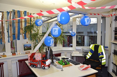 Mit viel Fantasie hatten die Kollegen das Büro für den letzten Arbeitstag geschmückt. - © Andreas Großpietsch