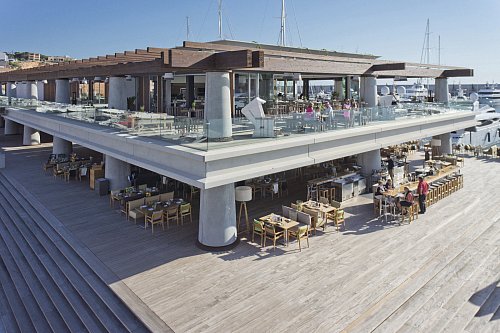 Unter der Sonne: An der Spitze der Innenmole von Port Adriano im Südwesten Mallorcas befindet sich das Restaurantprojekt coast by east mit der Sansibar Wine in der oberen Etage. - © Foto: coast by east