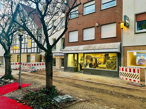 Die Lampe am Haus Kirchplatz 11 sorgt schon jetzt für Verwirrung. Durch ihre Platzieung dürfte wenig Licht am Boden ankommen. - © Nicole Donath