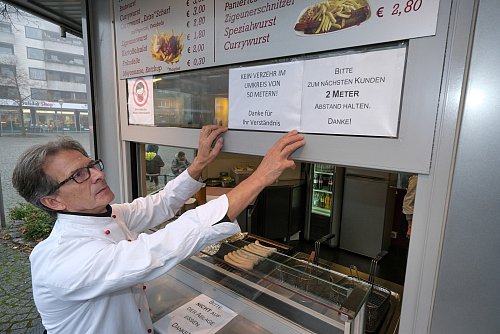 Auf diesen Schildern werden den Kunden alle Auflagen mitgeteilt. - © Foto: Andreas Zobe/NW