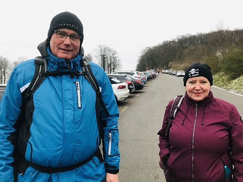 Etappenwanderer: Birgitt und Martin Huster aus Warendorf kämpften sich auf matschiger und glatter Piste von der Ravensburg nach Werther. Hier am Wanderparkplatz war das Ende dieses Tages. - © Herbert Gontek