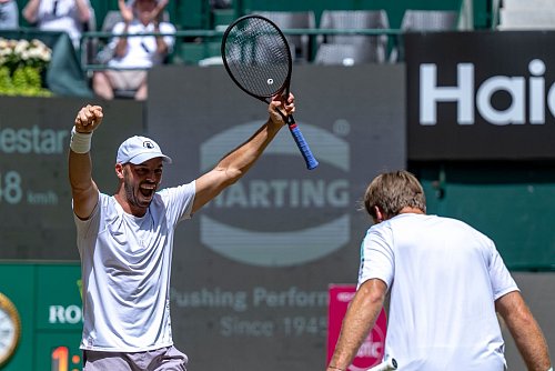 Tim Pütz (l.) und Kevin Krawietz freuen sich über ihren Sieg bei den Terra Wortmann Open in Halle - © David Inderlied/dpa