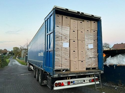 Gefüllt bis zum Rand: Mit insgesamt neun solcher Laster brechen die Helfer nach Osteuropa auf. - © Kleine-Tebbe