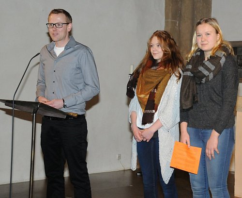 Einstimmung: Pastor Tim Henselmeyer begrüßte die Teilnehmer der Gedenkveranstaltung mit Yessica Zerning und Delia Hagemann. - © Foto: Rolf Uhlemeier