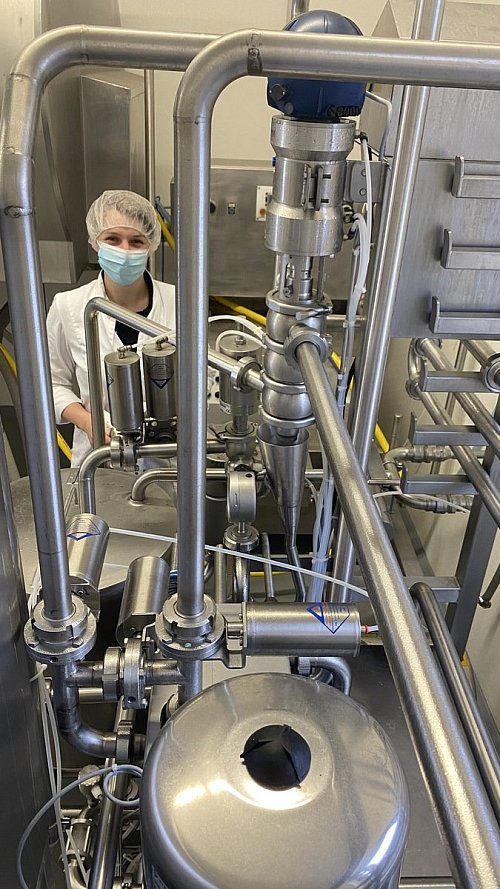 Johanna Althöfer beaufsichtigt die verschiedenen Produktionsschritte von der Milch zum Joghurt. In dieser Anlage wird die Milch schonend pasteurisiert. Durch die kurzzeitige Erhitzung werden Keime abgetötet und die Milch haltbar gemacht. - © Frank Jasper