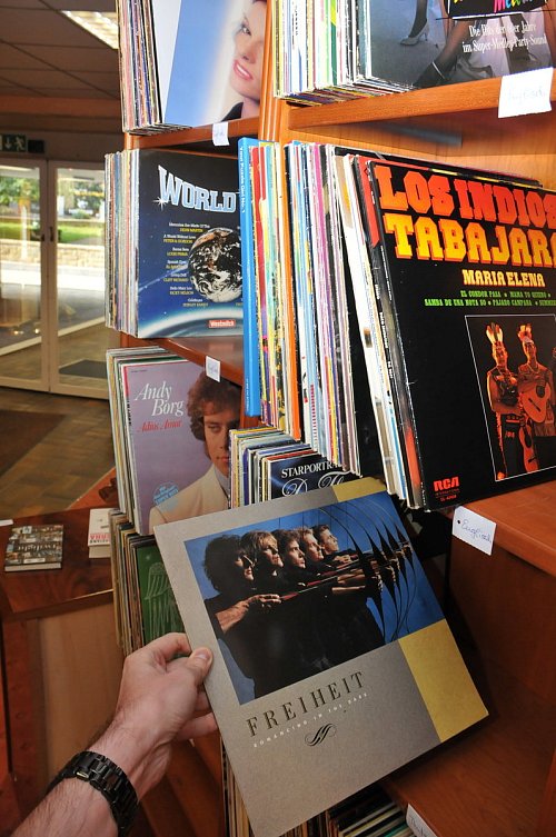 Stöbern ausdrücklich erlaubt. Im Schallplatten-Regal kommen momentan Schlagerfans auf ihre Kosten. - © Frank Jasper