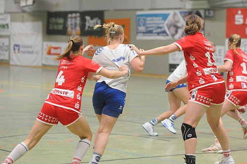 Marie Lipka (l.) packte in der Hörster Deckung ein ums andere Mal ordentlich zu. - © Dennis Bleck