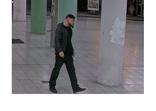 Die Polizei sucht einen Schläger mit Fahndungsfotos. Wer kennt diesen Mann? - © Polizei