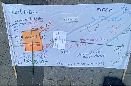 Auf einem Transparent sind viele Forderungen nachzulesen, unter anderem auch: "Aufhebung aller Corona-Maßnahmen". - © Lokalredaktion