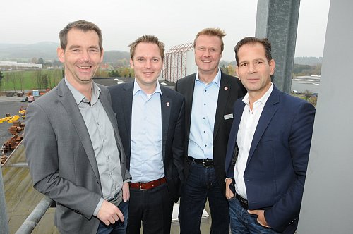 Vertragspartner: Andreas Gartemann, Versmolds Bürgermeister Michael Meyer-Hermann, Borgholzhausens Bürgermeister Dirk Speckmann und Matthias Upmeyer (von links). - © Marc Uthmann