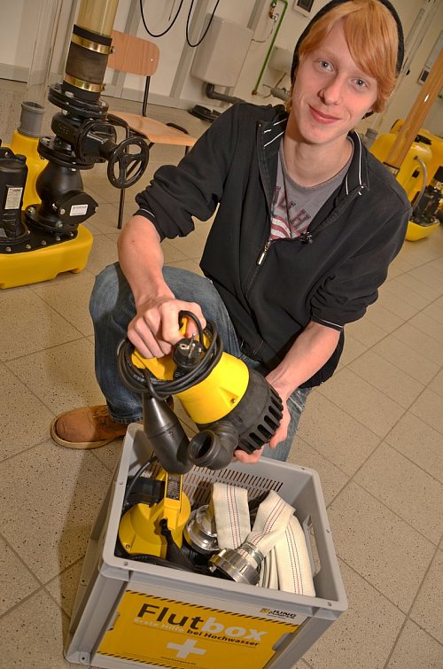 Nächstes Mal richtig: Dwight Kuitert bekommt von Jung Pumpen zum Abschied eine Flut-Box geschenkt. - © Foto: J. Damme