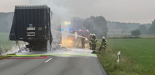 Die B476 zwischen Versmold und Borgholzhausen war voll gesperrt. - © Feuerwehr Versmold/Instagram