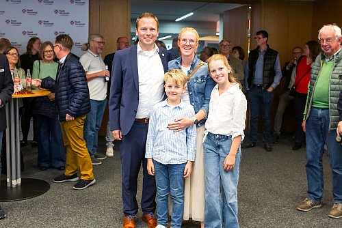 Das Ergebnis der Bürgermeister-Wahl ist deutlich. Trotzdem fiel Michael Meyer-Hermann ein Stein vom Herzen. Zu den ersten Gratulaten gehörten Ehefrau Saskia Meyer-Hermann und die beiden Kinder Felix und Anna. - © Andre Schneider