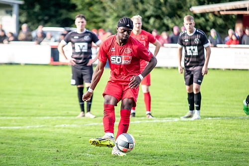 Hier trifft Georges Arthur Baya Baya für den SC Peckeloh im Wösten-Stadion. Er wird auf dem Platz nicht mehr so häufig Elfmeter schießen können. - © Andre Schneider