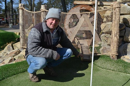 Rolf Meyer zu Bentrup präsentiert im März kurz vor der Eröffnung seinen neuen 2.500 Quadratmeter großen Adventure-Minigolfs in Quelle. - © Sibylle Kemna