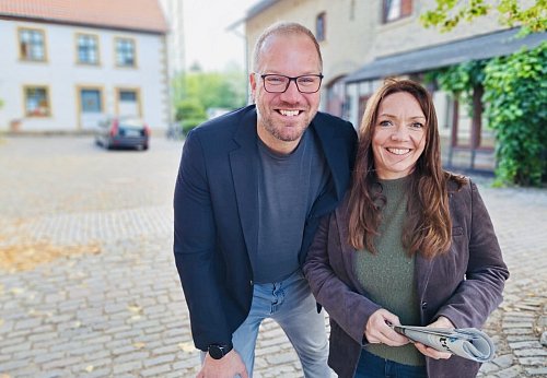 HK-Redaktionsleiterin Nicole Donath und ihr Stellvertreter Marc Uthmann stellen den drei Bürgermeisterkandidaten in der Remise ihre Fragen. - © Melanie Wigger
